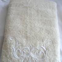 Handtuch in beige mit einem weißen Ornament bestickt von Hobbyhaus Bild 1