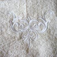 Handtuch in beige mit einem weißen Ornament bestickt von Hobbyhaus Bild 2
