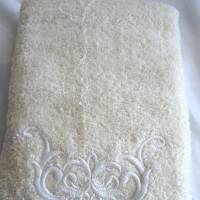 Handtuch in beige mit einem weißen Ornament bestickt von Hobbyhaus Bild 3