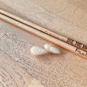 Drumsticks 5A aus Eichenholz  personalisiert mit Wunschtext, Geschenk für Mama und Papa Oma Opa, Geschenk für Musiker, W Bild 1
