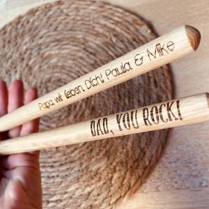 Drumsticks 5A aus Eichenholz  personalisiert mit Wunschtext, Geschenk für Mama und Papa Oma Opa, Geschenk für Musiker, W Bild 2