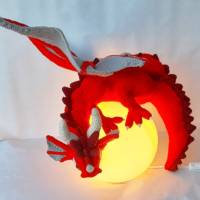 Feuerroter Drache Drachenlampe Kugelleuchte Lampe LED Fantasy Gothic Amigurumi Bild 1