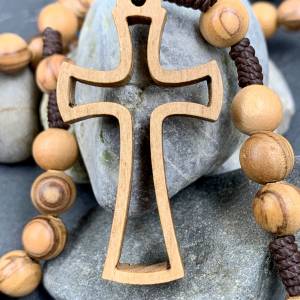 Rosenkranz mit Perlen und Kreuz aus Holz, Bild 2
