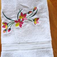 Handtuch in weiß bestickt mit einer Blumenranke ein Unikat von Hobbyhaus Bild 1