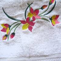 Handtuch in weiß bestickt mit einer Blumenranke ein Unikat von Hobbyhaus Bild 2