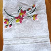 Handtuch in weiß bestickt mit einer Blumenranke ein Unikat von Hobbyhaus Bild 3