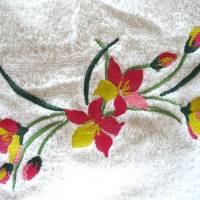 Handtuch in weiß bestickt mit einer Blumenranke ein Unikat von Hobbyhaus Bild 4