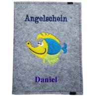 Hülle / Etui für den Angelpass / Angelschein Fisch bunt personalisierbar mit Namen Angelgedöns Bild 1