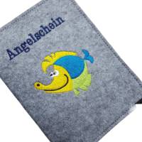 Hülle / Etui für den Angelpass / Angelschein Fisch bunt personalisierbar mit Namen Angelgedöns Bild 2