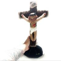 Jesus am Kreuz, gehäkelte Statue Bild 4