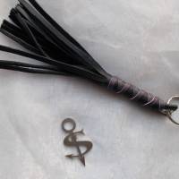 Schlüsselanhänger Schmuckanhänger Schlüsselring echt Leder  Little Whip schwarz violett Bild 1