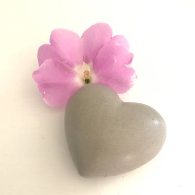 Kleines Herz aus Beton, grau, 5 x 4,5 cm