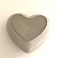 Kleines Herz aus Beton, grau, 5 x 4,5 cm Bild 2
