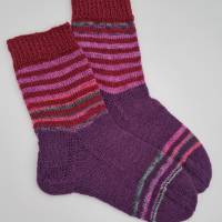 Gestrickte Socken in Beere mit Glitzer Streifen, Gr. 36/37, handgestrickt, la piccola Antonella Bild 1