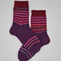 Gestrickte Socken in Beere mit Glitzer Streifen, Gr. 36/37, handgestrickt, la piccola Antonella Bild 4
