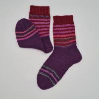 Gestrickte Socken in Beere mit Glitzer Streifen, Gr. 36/37, handgestrickt, la piccola Antonella Bild 5