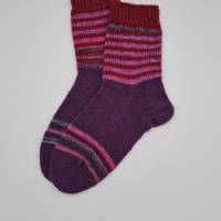 Gestrickte Socken in Beere mit Glitzer Streifen, Gr. 36/37, handgestrickt, la piccola Antonella Bild 6