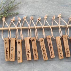 Schlüsselanhänger personalisiert Holz | massive Eiche | mit individueller Gravur | Geschenk für ihn und sie Bild 2