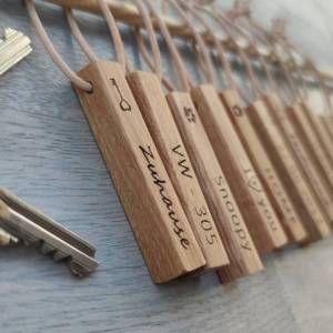 Schlüsselanhänger personalisiert Holz | massive Eiche | mit individueller Gravur | Geschenk für ihn und sie Bild 4