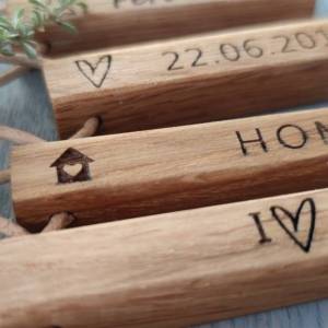 Schlüsselanhänger personalisiert Holz | massive Eiche | mit individueller Gravur | Geschenk für ihn und sie Bild 6