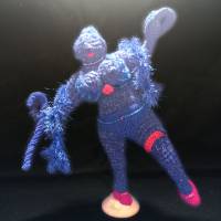 Skulptur : Die blaue Tänzerin, gehäkelte Figur Bild 8