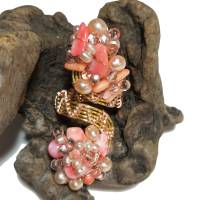 Ring pastell rosa handmade verstellbar Koralle Perlen und Glas funkelnd wirework Spiralring boho Bild 4