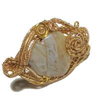 Ring handgemacht in creme beige Achat in wirework goldfarben handgewebt statementring Bild 4