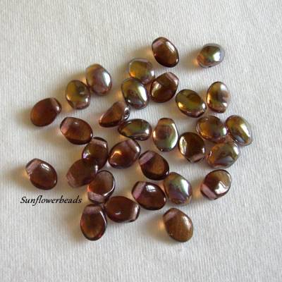 30 Blütenblätter aus Glas, amethyst celsian, Glasperlen zur Schmuckgestaltung