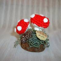 Miniatur-Gesteck mit gehäklten Fliegenpilzen, Zapfen, Naturmaterialien Bild 2