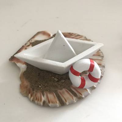 Maritime Deko Niedliches Segelboot aus Beton mit kleinem Rettungsring, weiß, 9 cm