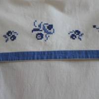 bestickter Vintage Vorhang für Küchenregal weiß-blau Bild 2