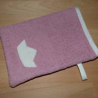 Waschhandschuh aus rosa Frottee mit Papierschiffchen-Applikation, Biobaumwolle, GOTS, Handarbeit Bild 2