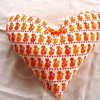 Herzkissen Kätzchen in orange mit einer Stoffschleife verziert von Hobbyhaus Bild 1