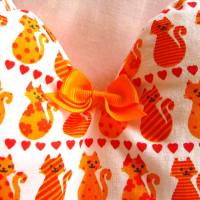 Herzkissen Kätzchen in orange mit einer Stoffschleife verziert von Hobbyhaus Bild 2