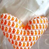 Herzkissen Kätzchen in orange mit einer Stoffschleife verziert von Hobbyhaus Bild 3
