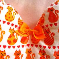 Herzkissen Kätzchen in orange mit einer Stoffschleife verziert von Hobbyhaus Bild 4