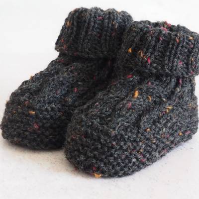 dunkelgrau melierte Babyschuhe, mit Zopfmuster, 3-6 Monate, von Hand gestrickt