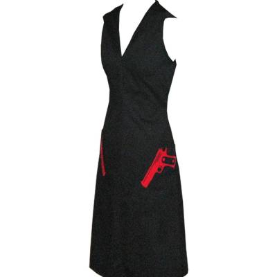 Kapuzenkleid "Leise flüstern die Pistolen"