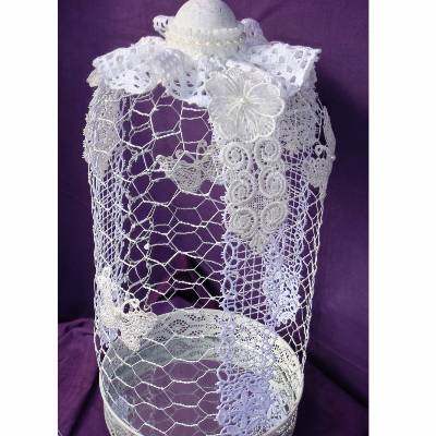 Shabby Deko Weiß – Draht-Haube auf Spiegeltablett mit Spitze, Holzknauf, festlich für Hochzeit & Taufe