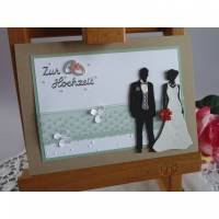 Edle Hochzeitskarte mit Brautpaar und Spitze, Perlen und Blüten Bild 1
