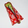 Blumen Mausmäppchen für Stifte, Schmuck und Co aus Wachstuch in rot mit Häkelblümchen Bild 3