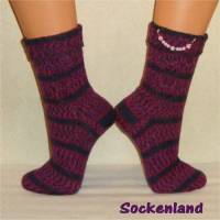 handgestrickte Socken, Strümpfe Gr. 41/42, Damensocken in anthrazit mit lila und kleinem Muster Bild 1