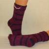 handgestrickte Socken, Strümpfe Gr. 41/42, Damensocken in anthrazit mit lila und kleinem Muster Bild 3