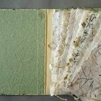 Handgefertigte Mappe, ca. 18 cm x 24 cm x 2 cm, mit 10 Blatt handgeschöpftem Faserpapier, Geschenk mit Bastelpapier Bild 4