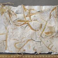 Handgefertigte Mappe, ca. 18 cm x 24 cm x 2 cm, mit 10 Blatt handgeschöpftem Faserpapier, Geschenk mit Bastelpapier Bild 8