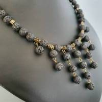 Mittelalterschmuck/ Halskette aus Lava Perlen/ Handgemachter Schmuck/ Perlenschmuck/ Perlenhalskette Bild 1