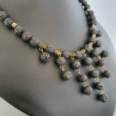 Mittelalterschmuck/ Halskette aus Lava Perlen/ Handgemachter Schmuck/ Perlenschmuck/ Perlenhalskette