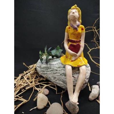 Skulptur "Biene trägt ihr Herz"