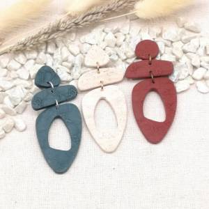 Lange rote Ohrringe in modernem Design, handgefertigt aus Polymer Clay Bild 2