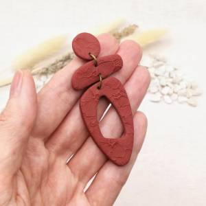 Lange rote Ohrringe in modernem Design, handgefertigt aus Polymer Clay Bild 3